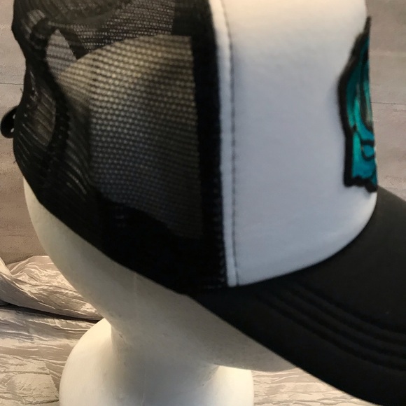 Heart Patch Trucker Hat with Eagle Design - Picture 4 of 6